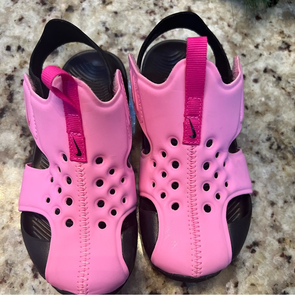 Toddler girl’s Nike sandals never worn size 11